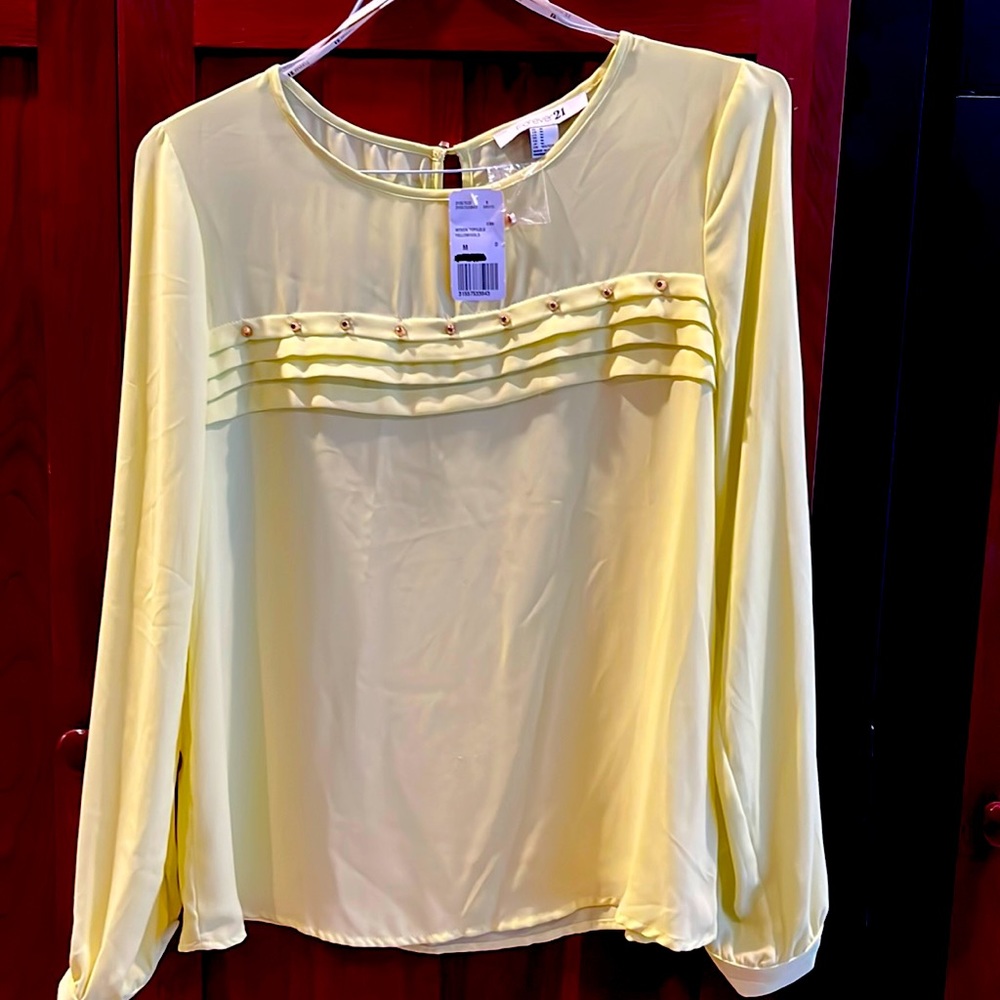 NWT Forever, 21 yellow top with pleats across banish and metal buttons on pleats